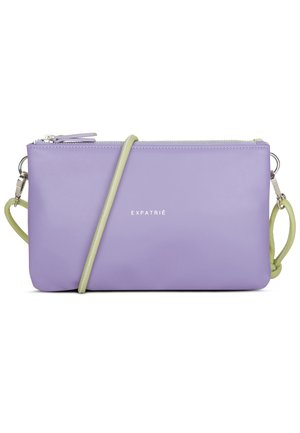 Borsa a tracolla in pelle viola con dettagli verde chiaro, chiusura a zip e logo. Presenta una tracolla removibile e una texture liscia e opaca.