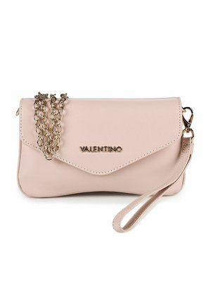 Hellrosa Valentino Clutch mit goldener Kettendetail und Handgelenkschlaufe auf weißem Hintergrund.