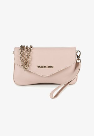 Hellrosa Valentino Clutch mit goldener Kettendetail und Handgelenkschlaufe auf weißem Hintergrund.