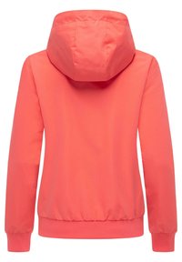 Koralowa kurtka z kapturem, wykonana z gładkiego materiału. Posiada elastyczne mankiety i dół, o prostym designie bez widocznych elementów metalowych czy ozdób.