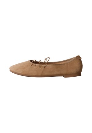 Ballerine en daim marron avec fines brides croisées et petit talon plat, vue de côté sur fond blanc.