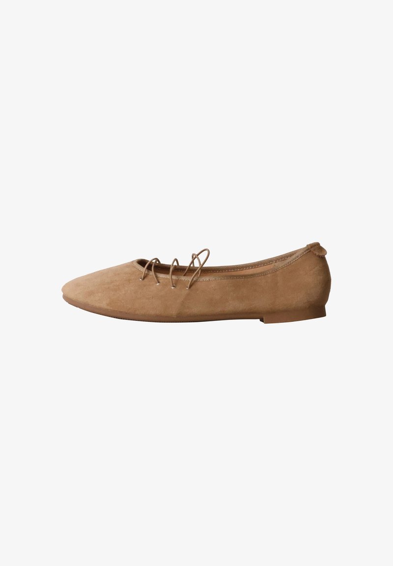 Ballerine en daim marron avec fines brides croisées et petit talon plat, vue de côté sur fond blanc.