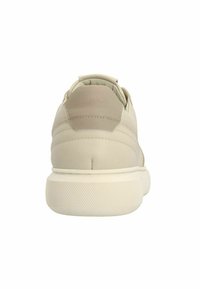Baskets beiges avec une tige en cuir lisse, bout arrondi et semelle en caoutchouc texturé. Présente un dos matelassé et un design cousu.