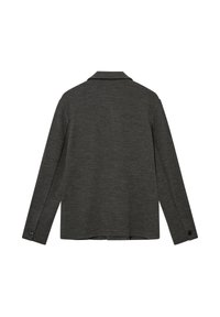 Chaqueta gris de tejido trenzado con mangas largas, cuello muesca y puños con botón. Ajuste estándar con detalle de pliegue en la parte trasera que mejora la comodidad y el estilo.