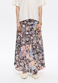 Falda maxi fluida y floral en tonos oscuros con acentos en rosa claro y azul. Tejido ligero y texturizado con un diseño en capas.