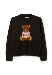 Brauner, gestrickter Pullover mit einem Bärenmotiv und einem gestreiften rosa-weißen Hemd. Rippkragen und -ärmel, weiche Textur.