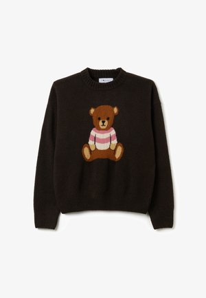 Suéter de punto marrón con un motivo de oso y una camiseta a rayas rosa y blanca. Cuello y puños acanalados, textura suave.