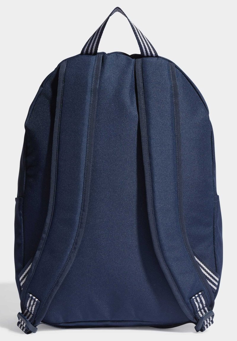 Zaino navy realizzato in tessuto resistente, dotato di spallacci imbottiti, manico superiore e dettagli a righe sugli spallacci.