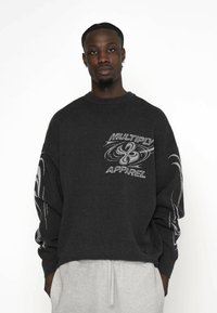 Hanorac oversized gri cu logo brodat "Multiply Apparel" și desene abstracte în gri deschis pe mâneci. Material confortabil.
