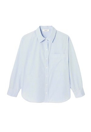 Chemise à manches longues bleu clair à rayures blanches verticales, avec col et poche poitrine. Tissu doux avec une coupe décontractée.