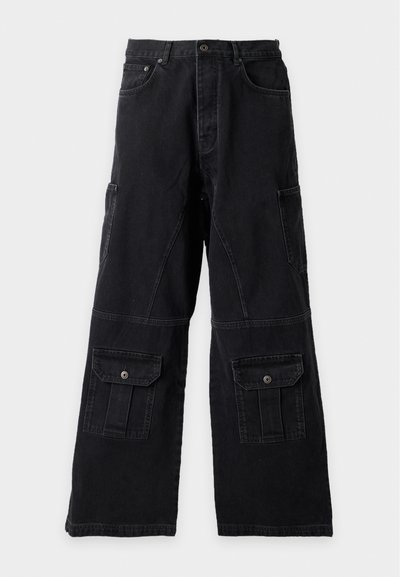 Pantalon cargo noir à jambes larges avec poches à rabat boutonné sur les cuisses et poches latérales, en tissu denim.