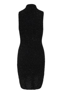 Vestido preto sem mangas com uma silhueta ajustada, feito de um tecido texturizado com um brilho subtil, apresentando um design de gola alta.