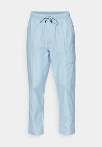 Pantalon décontracté bleu clair avec taille élastique et cordon, doté de poches latérales et d'une coupe décontractée.