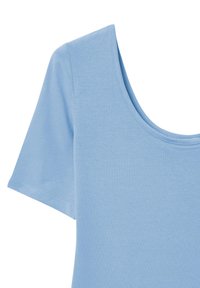Top azzurro chiaro a maniche corte in morbido cotone, presenta un collo rotondo con cuciture pulite e una texture liscia. Il design è semplice e minimale.
