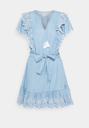 Lichtblauwe denim jurk met korte vliegerachtige mouwen met witte kanten rand, een strik in de taille en een gerimpelde zoom met bloemrijke borduursels.