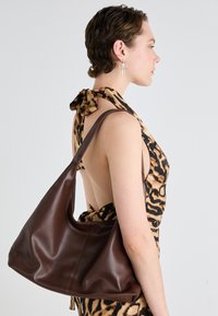 HOBO SHOPPER - Shoppingveske - brown