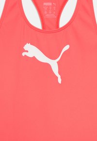 Korálová atletická tank top s dizajnom racerback. Obsahuje biele logo Puma v skákajúcej pozícii. Jemná, hladká textúra látky.