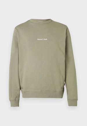 Bluza bawełniana w oliwkowej zieleni z okrągłym dekoltem, długimi rękawami i ściągaczami przy mankietach. Na wysokości klatki piersiowej znajduje się subtelne, białe haftowanie.