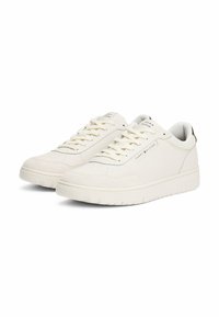 Weiße Sneakers aus Leder und Wildleder mit runden Zehen, flachen Schnürsenkeln, einer Gummisohle und dezentem Branding auf der Zunge.