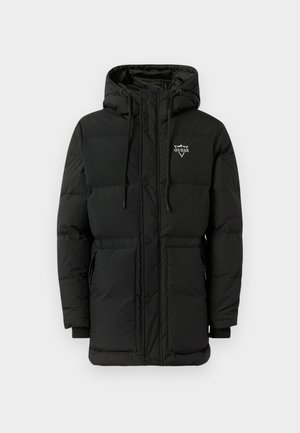 Casaco de inverno acolchoado preto com capuz, botões frontais e fecho éclair, cordões ajustáveis, dois bolsos frontais e um logótipo branco da Guess no peito.