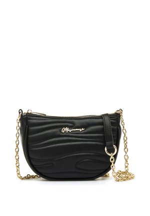 Bolso de cuero negro con textura ondulada, correa de cadena dorada y cierre de cremallera. Cuenta con un logo decorativo en dorado en el frente.