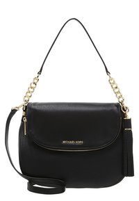 Sort læderhandbag med en fold-over klap, guldfarvede metaldele, kæde detaljer og en aftagelig frynseaccent. Justerbar skulderrem medfølger.