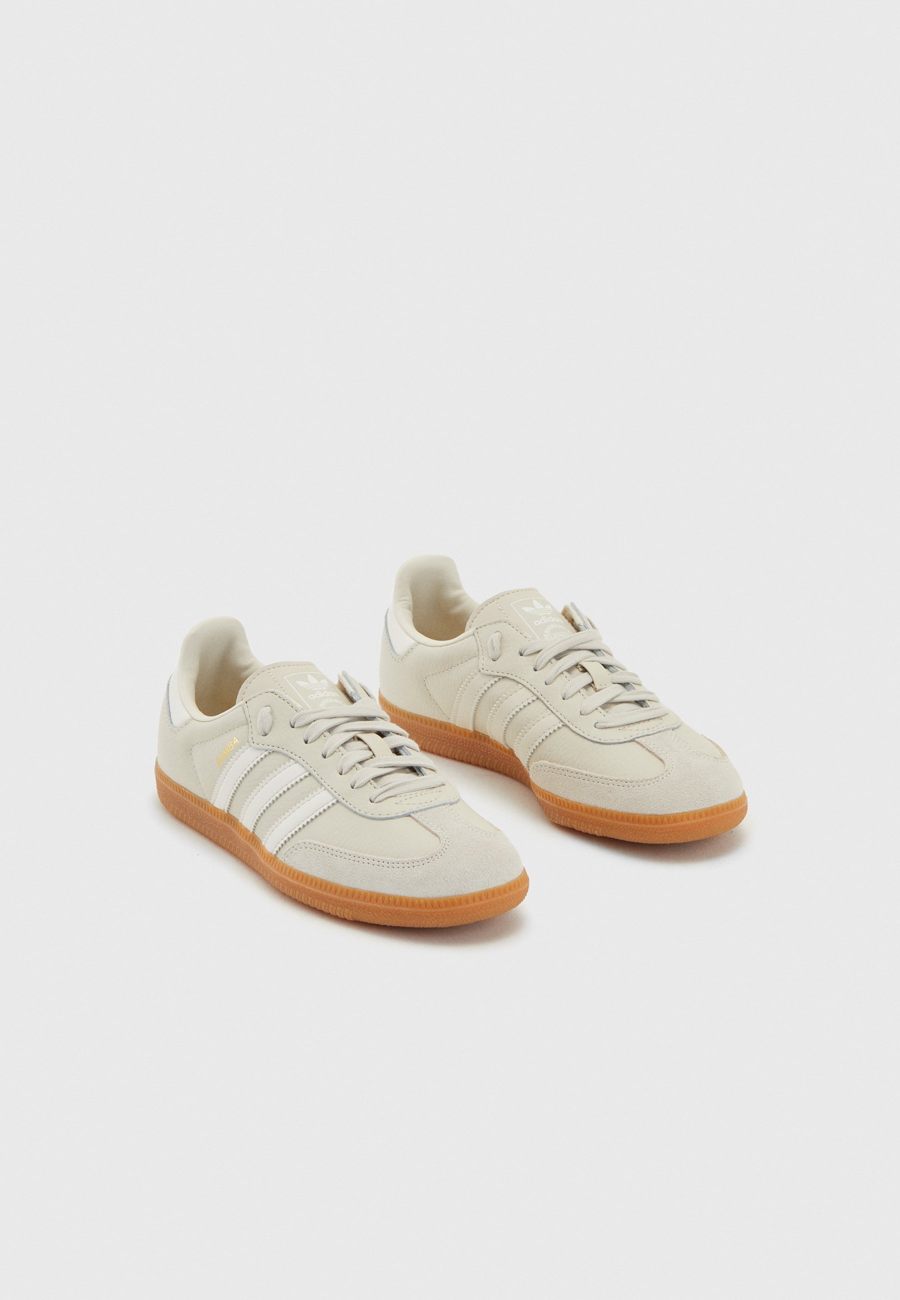 adidas Samba OG en beige y blanco