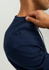 Jack & Jones T-shirt med print - navy blazer