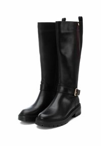 Botas altas de cuero negro con un acabado suave, que cuentan con una cremallera lateral, un detalle de hebilla y una suela de goma texturizada para mayor tracción.
