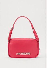 Růžová kožená kabelka přes rameno s uzlovým popruhem a stříbrným logem "LOVE MOSCHINO" na přední straně. Hladká textura a obdélníkový tvar.
