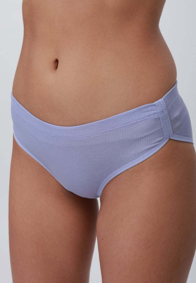 Bas de bikini en violet clair rayé avec une ceinture douce et des coutures nettes, présentant une coupe classique et un minimum de détails.