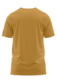 Camiseta de manga corta en mostaza, confeccionada en tela suave, con cuello redondo y un discreto parche de logo en la manga izquierda.