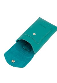 Türkise Leder Tasche mit einem magnetischen Druckverschluss, ausgestattet mit einem weichen Wildleder-Innenfutter und einem abgerundeten Klappen-Design. Ideal für kleine Gegenstände.