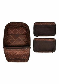 Sac de voyage matelassé marron avec un motif de losanges orange, doté d'un compartiment zippé spacieux et de deux poches en mesh supplémentaires.