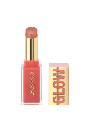Balsamo labbra rosa corallo con tubo dorato e base quadrata trasparente, accanto a un tappo dorato con scritta rosa "GLOW".