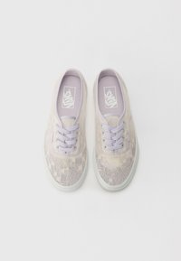 Lys lilla blonder sneakers med rutet mønster, teksturert overflate, hvit gummisåle og matchende snøringer.