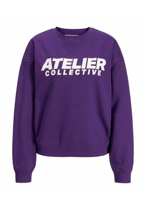 Ljubičasti dukserica s podebljanim bijelim natpisom "ATELIER COLLECTIVE", okrugli izrez, duge rukave i rebrasta manžeta i donji rub.