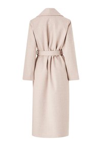 Beige lange wollen jas met brede kraag, lange mouwen en een ceintuur die de taille accentueert, gezien van achteren op een witte achtergrond.