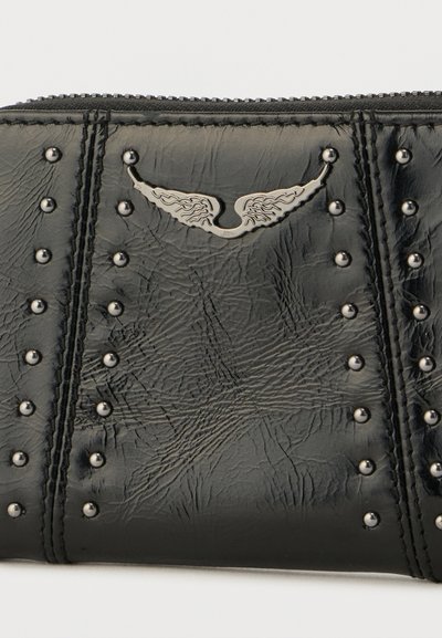 Μαύρο δερμάτινο πορτοφόλι με μεταλλικά καρφιά και ασημένιο έμβλημα σε σχήμα φτερού στο κέντρο κάτω από το φερμουάρ.