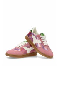 Zapatillas rosas con acentos iridiscentes, logo blanco y talón verde. Presentan una parte superior de gamuza y una suela de goma. Diseño clásico con cordones.