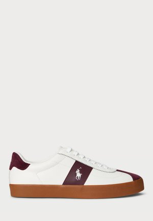 Witte sneakers met een bordeauxrode streep en accenten, gestructureerde rubberen zool en vetersluiting. Heeft een logo aan de zijkant.