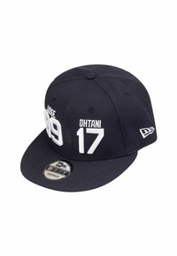 Marineblaue Snapback-Kappe mit flachem Schild. Bestickter weißer Text: "JUDGE 99" auf einer Seite und "DHTANI 17" auf der anderen. Verfügt über ein Markenlabel unter dem Schild.