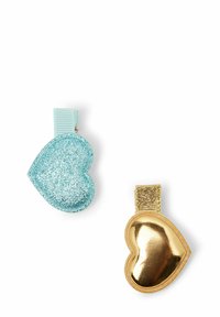 Dvoje sponky do vlasů ve tvaru srdce: jedna s třpytivou světle modrou barvou a látkovou sponkou, druhá v lesklé zlaté barvě s texturovaným zlatým páskem.