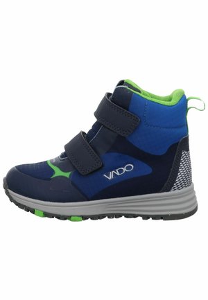 Zapatillas deportivas de color azul marino con cierres de Velcro, detalles en verde y malla. Presentan una suela resistente y un diseño de caña alta para mayor soporte.