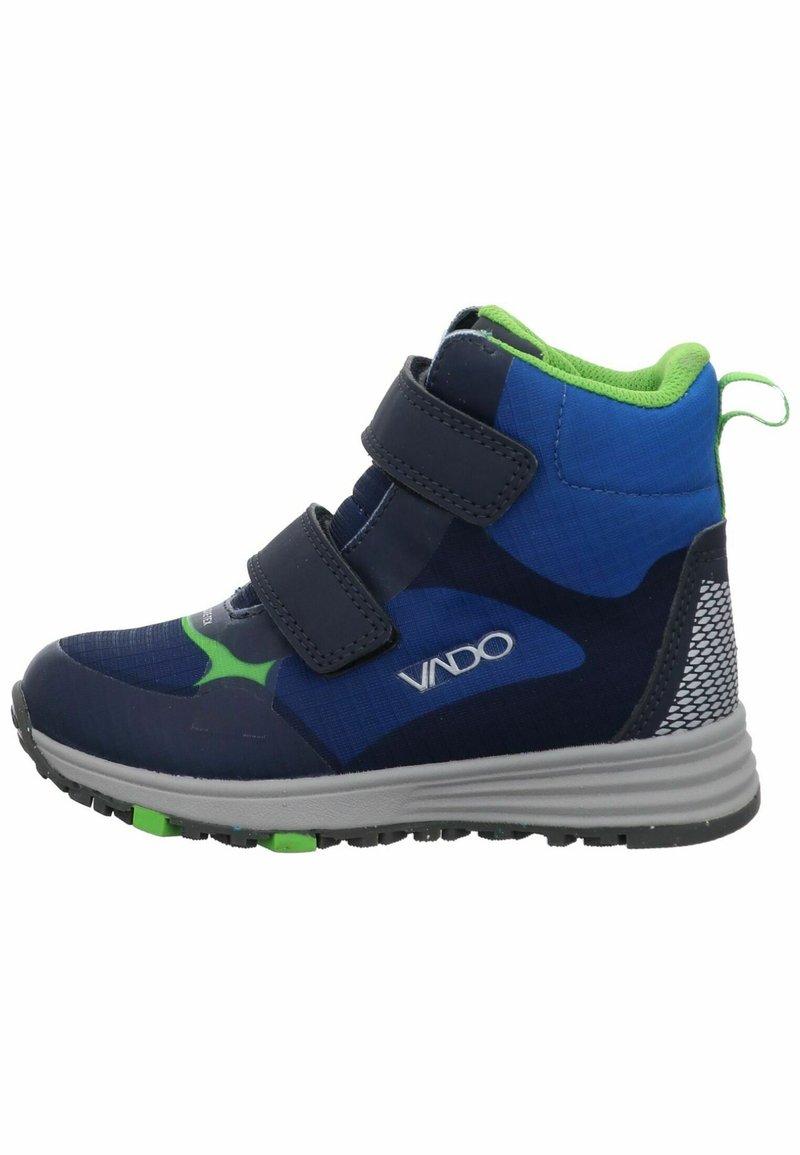 Zapatillas deportivas de color azul marino con cierres de Velcro, detalles en verde y malla. Presentan una suela resistente y un diseño de caña alta para mayor soporte.