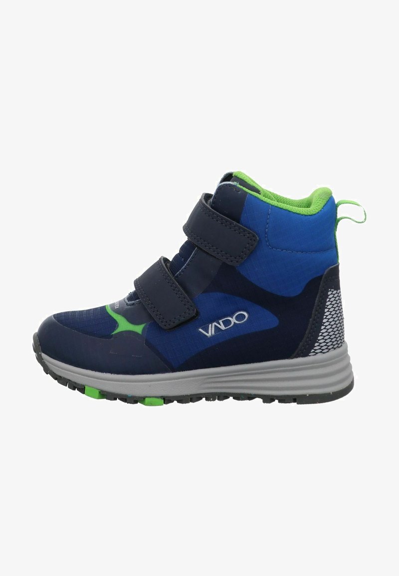 Zapatillas deportivas de color azul marino con cierres de Velcro, detalles en verde y malla. Presentan una suela resistente y un diseño de caña alta para mayor soporte.