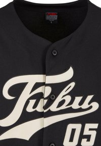 Jersey de baseball neagră cu "FUBU" scris cu alb într-un stil supradimensionat; include nasturi negri și un guler rotund. Etichetă de mărime: L.