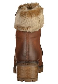 Bottine en cuir marron avec un talon en bois empilé et un col en fausse fourrure beige, vue de l'arrière.