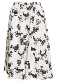 Een knielange rok van lichtgewicht stof met een witte achtergrond en een herhalend patroon van gestileerde vogels in bruin en zwart.