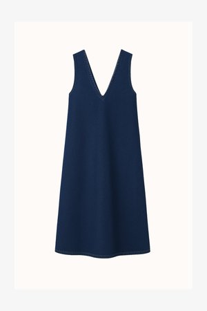Tamsiai mėlyna be rankovių suknelė su V formos iškirpte, pagaminta iš džinsinio audinio. Ryškus laisvas siluetas ir matomos siūlės palei kraštus.